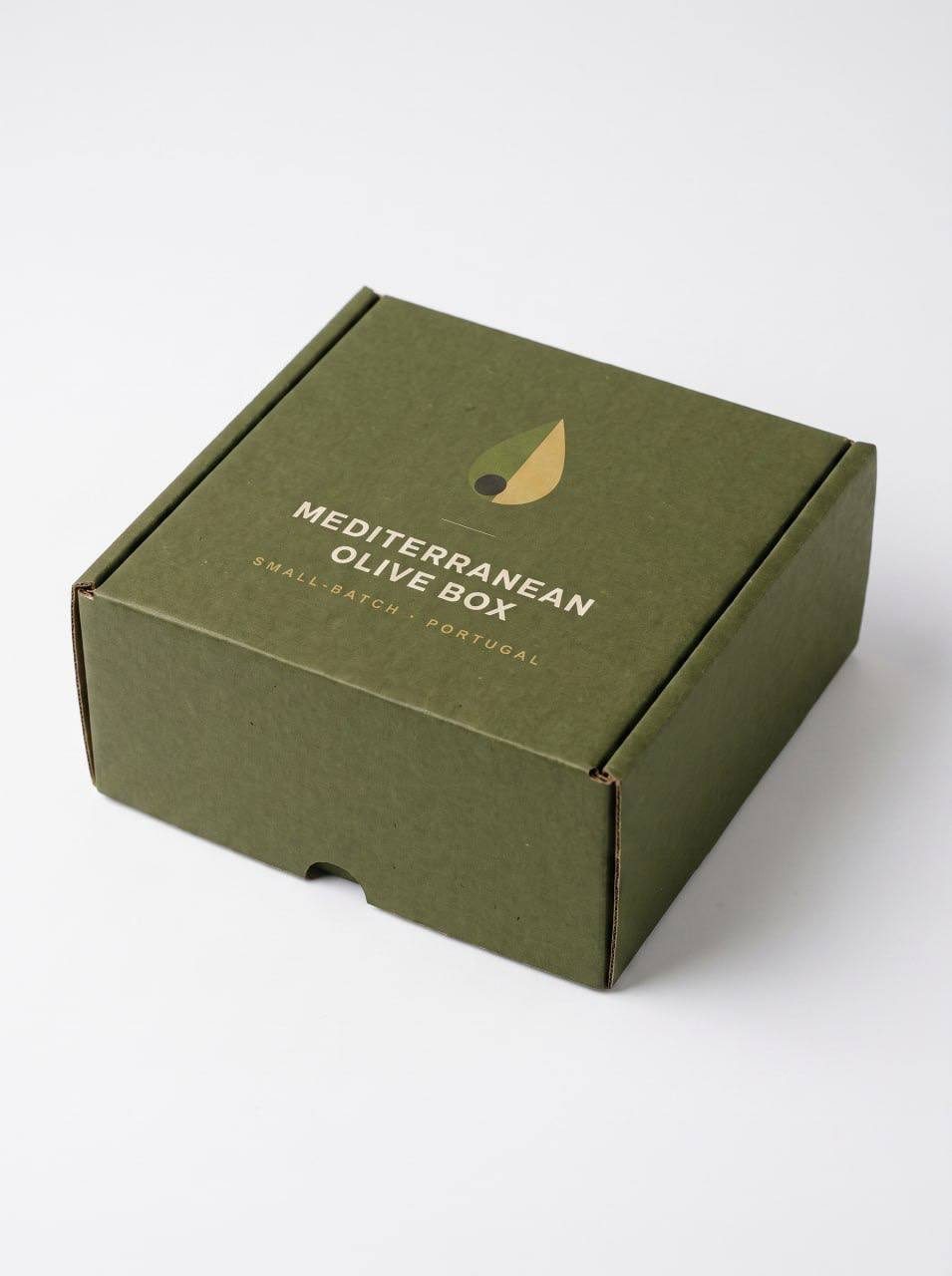 Geschlossene Mediterranean Olive Box aus olivgrünem Karton vor hellem Studiohintergrund